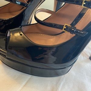 Black pattern leather peep toe